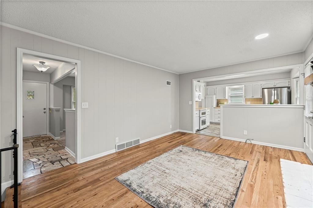 Photo 8 of 28 - 9609 Glenwood Street