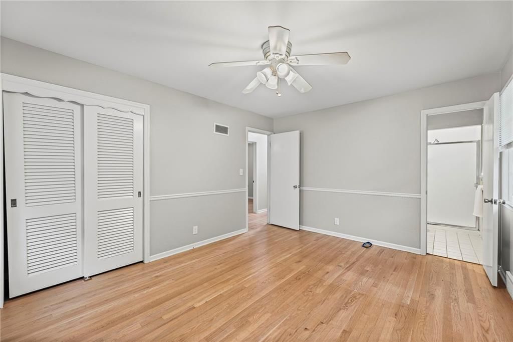 Photo 18 of 28 - 9609 Glenwood Street