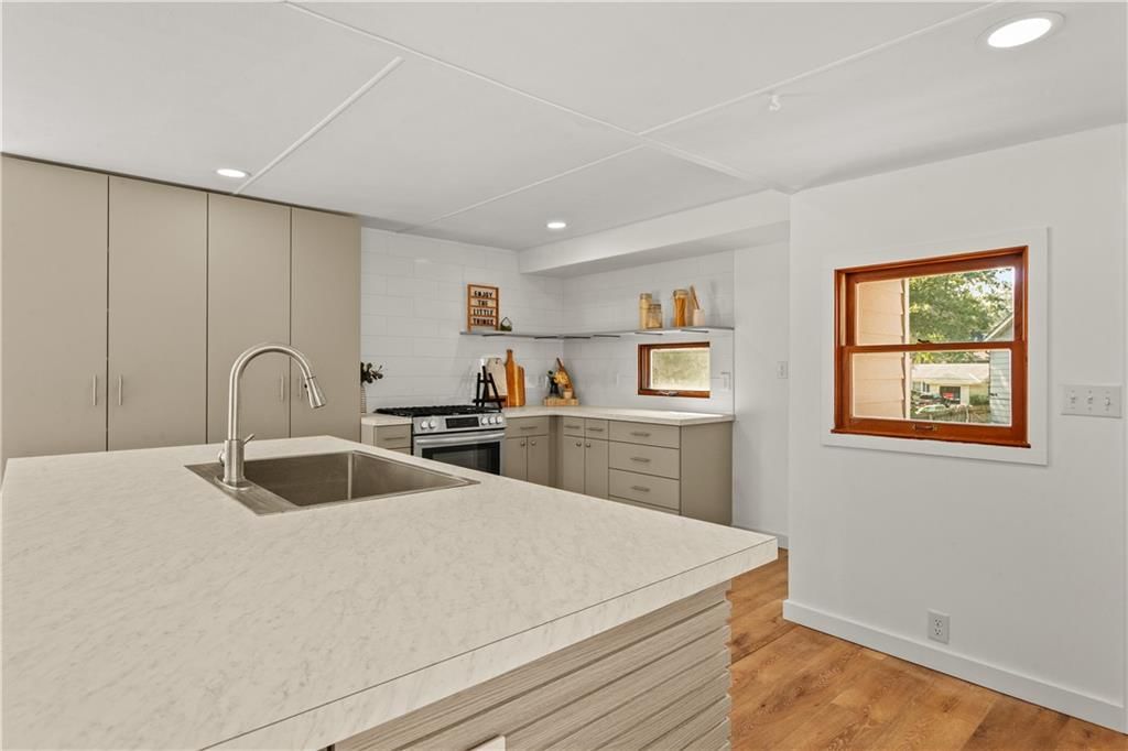 301 N Lee Street — photo 17