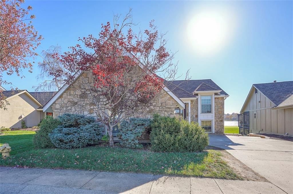 4910 NE Pebble Beach Street — photo 2