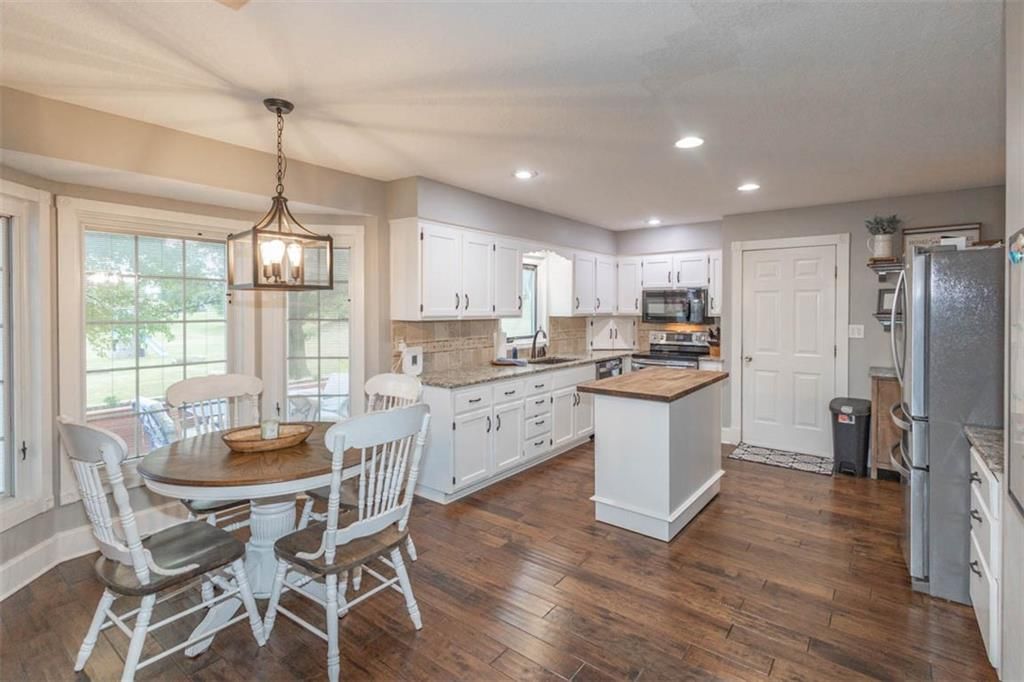 Photo 5 of 47 - 15733 Evans Road