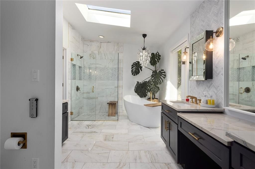 Photo 13 of 70 - 2204 NE 39TH Street