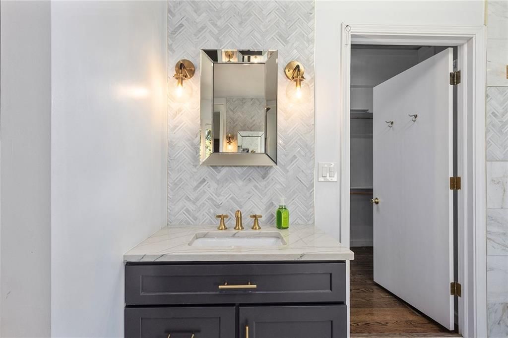 Photo 16 of 70 - 2204 NE 39TH Street