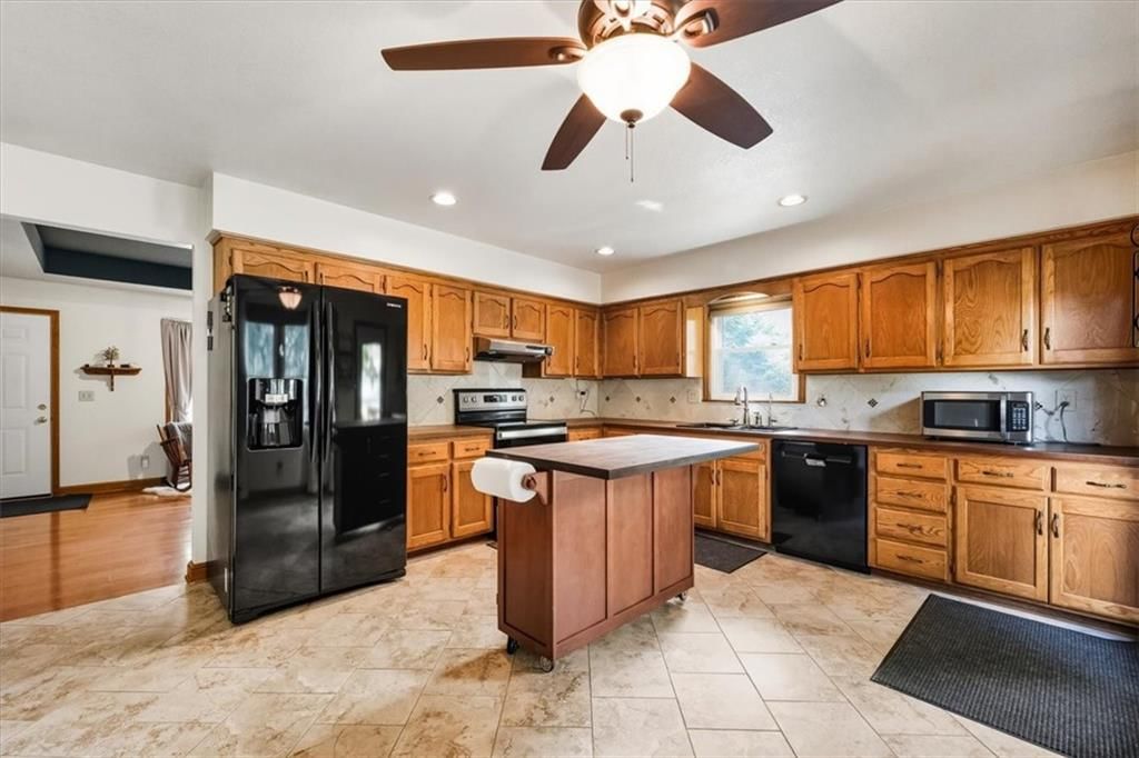 Photo 10 of 27 - 15900 Hight Avenue