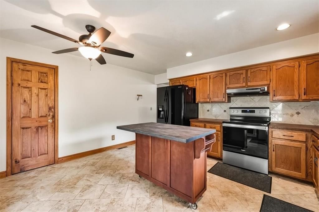 Photo 11 of 27 - 15900 Hight Avenue