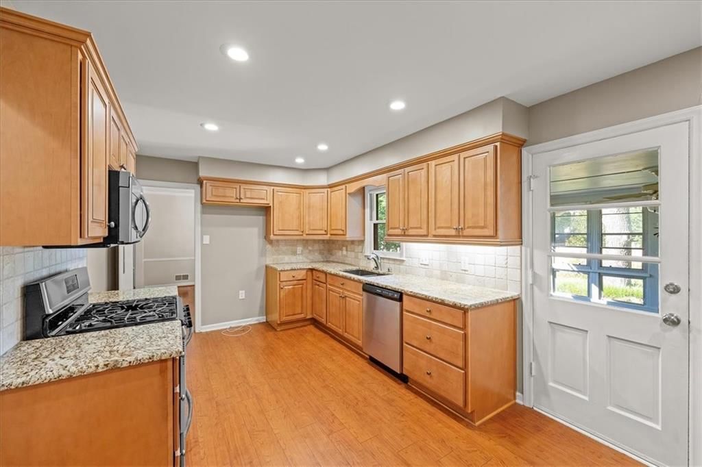 Photo 8 of 32 - 9716 Jarboe Street
