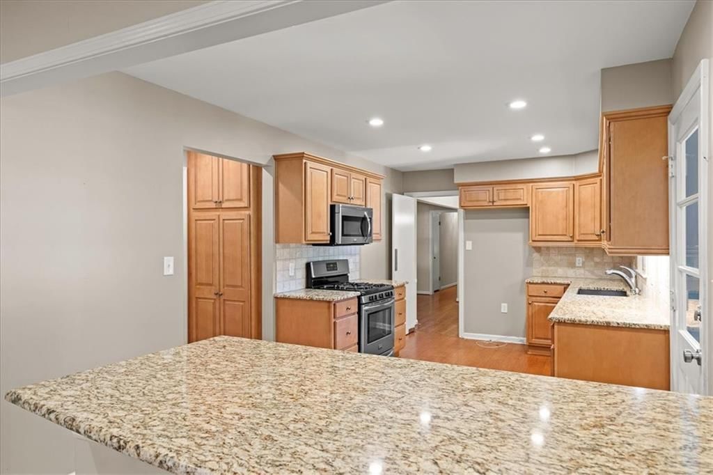 Photo 9 of 32 - 9716 Jarboe Street