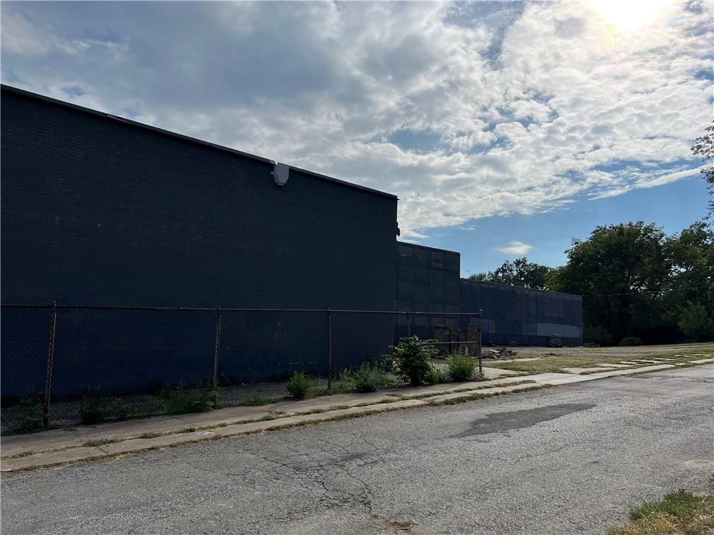 4012 E 10th Street — photo 4