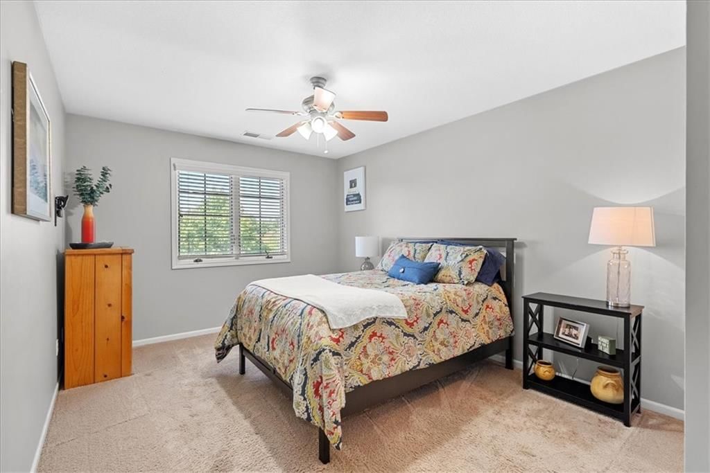 Photo 17 of 35 - 16001 Ballentine Street