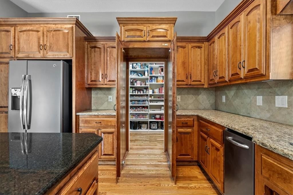 Photo 31 of 35 - 16001 Ballentine Street