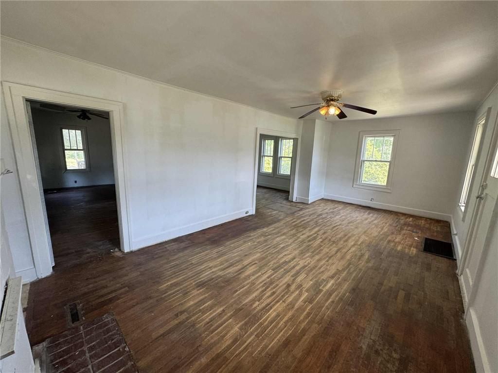 Photo 4 of 12 - 606 N Independence Street