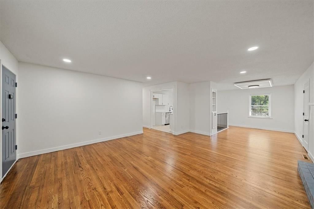Photo 9 of 23 - 8711 Stark Avenue