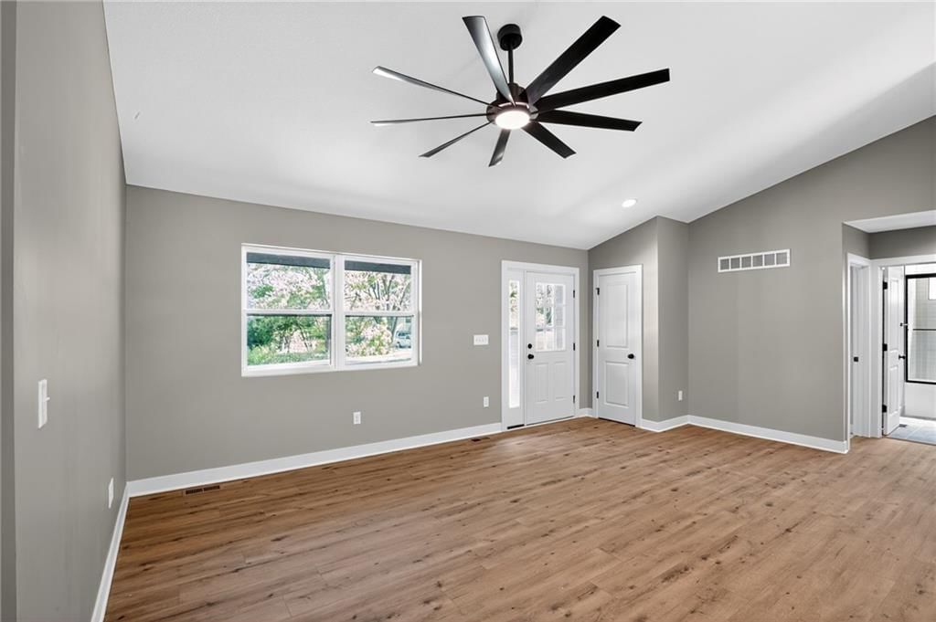 Photo 5 of 30 - 15508 Kay Avenue