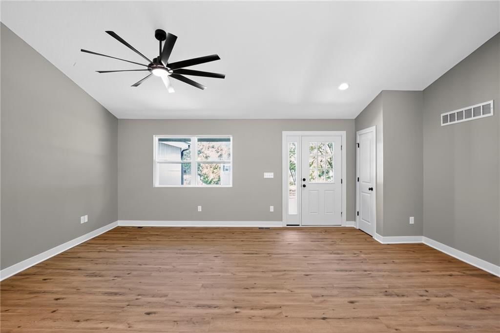 Photo 11 of 30 - 15508 Kay Avenue