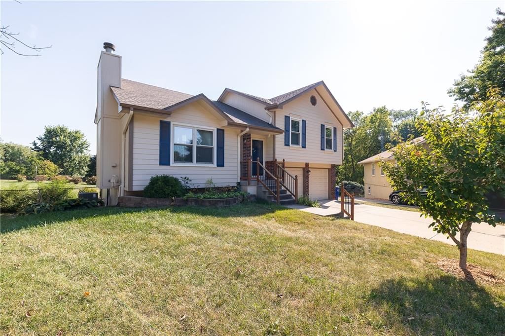 727 NE Bristol Bay Court, Lee's Summit, MO