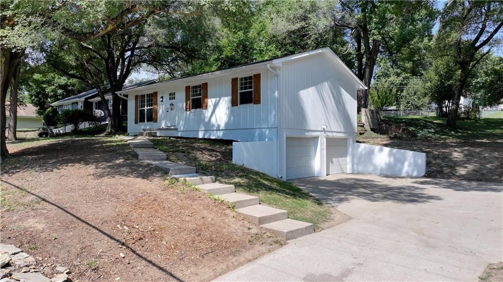2411 Blackwell Road, St Joseph, MO