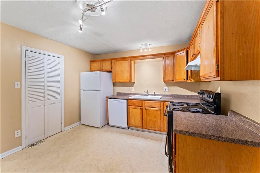Photo 9 of 23 - 6418 E 150th Street