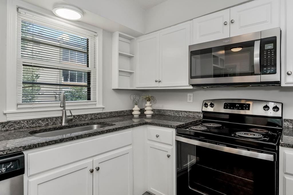 734 E 63rd Terrace — photo 8