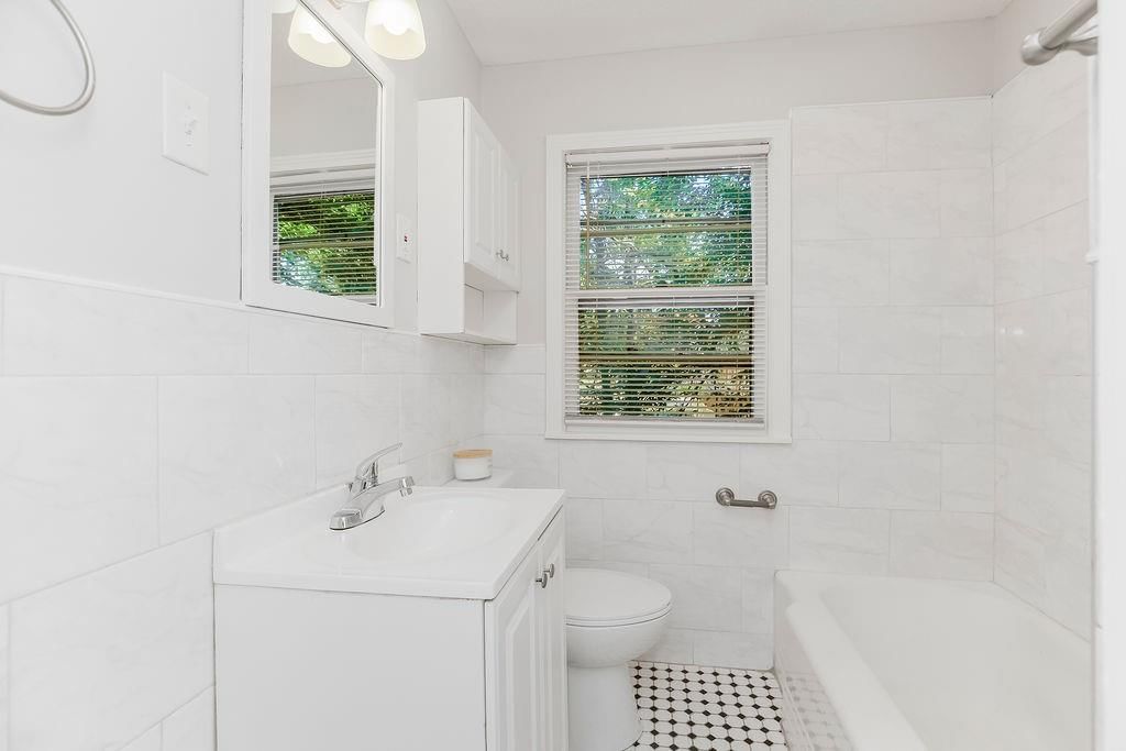 734 E 63rd Terrace — photo 12