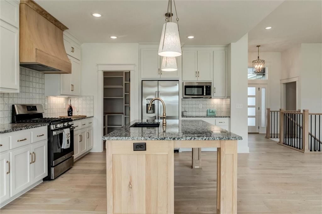 Photo 12 of 39 - 32263 W 165th Street