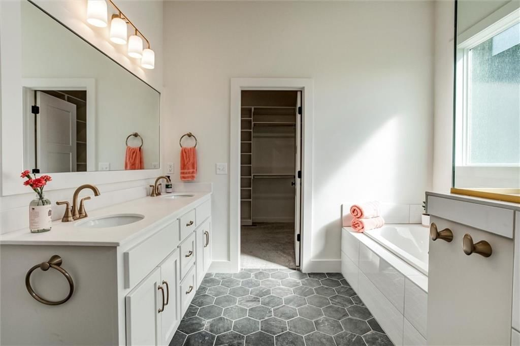 Photo 18 of 39 - 32263 W 165th Street