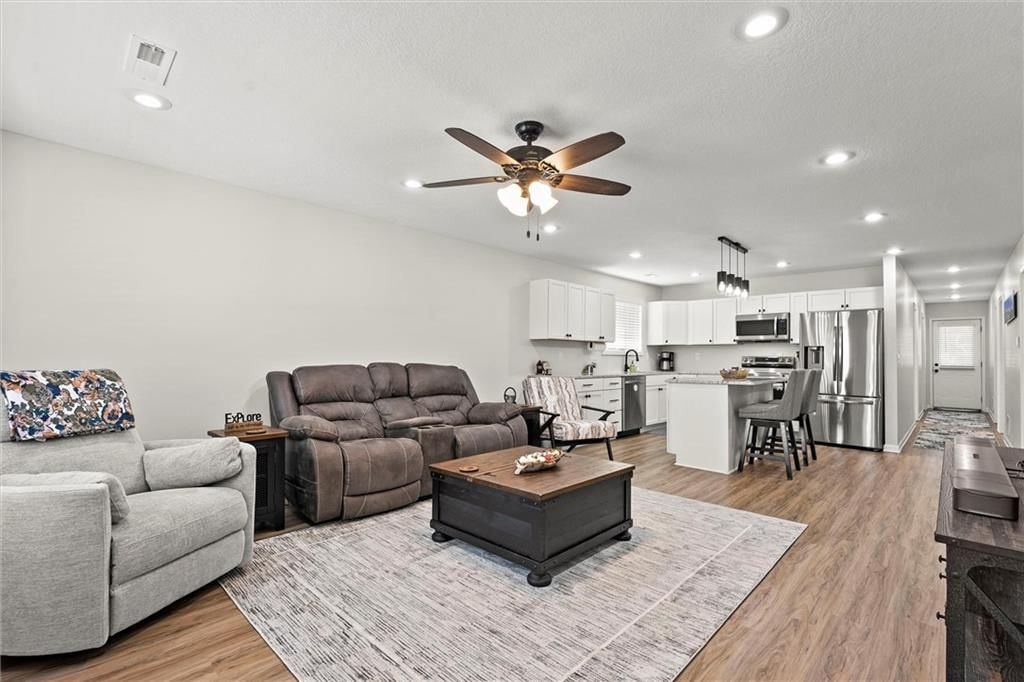 124 E Pacific Avenue — photo 4