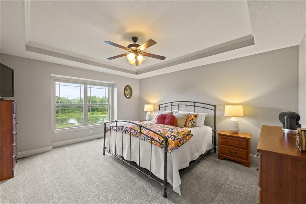 Photo 14 of 34 - 5029 Woodstock Court