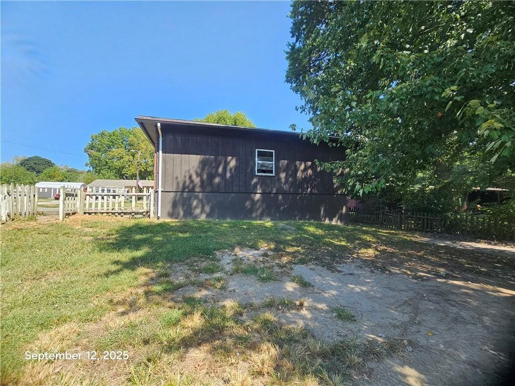 102 S Feaster Street — photo 8