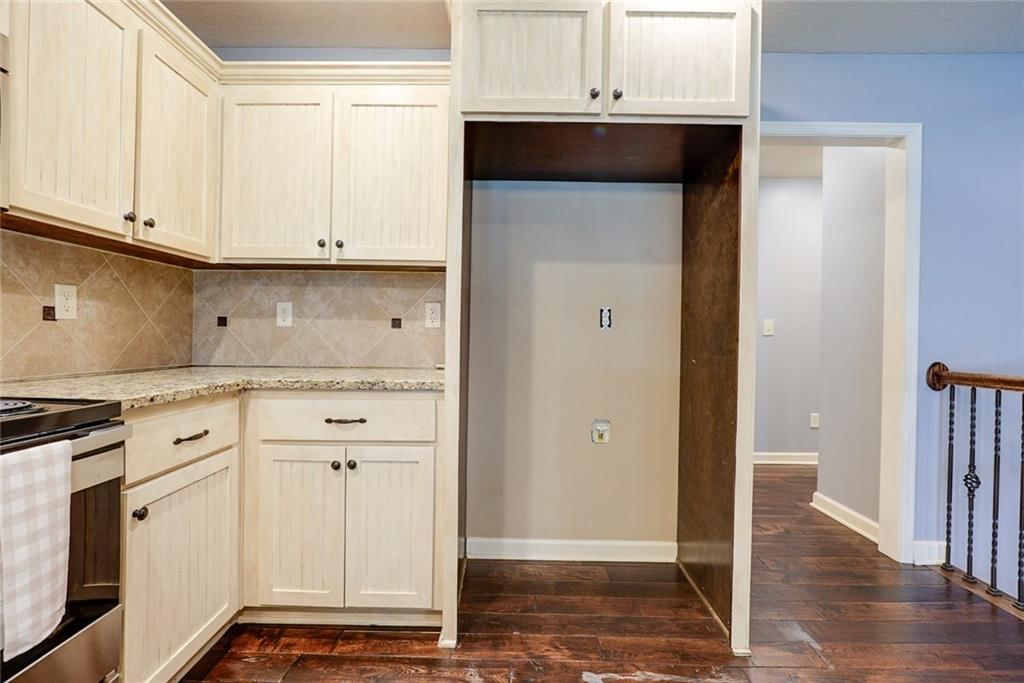 Photo 6 of 39 - 1702 Hedgewood Drive