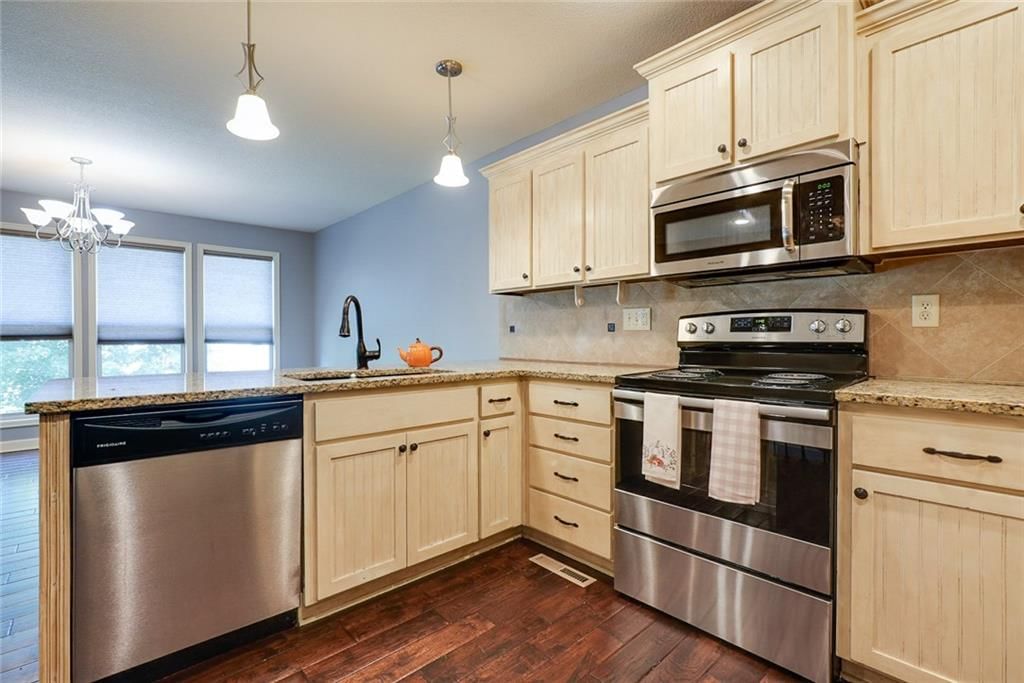 Photo 7 of 39 - 1702 Hedgewood Drive