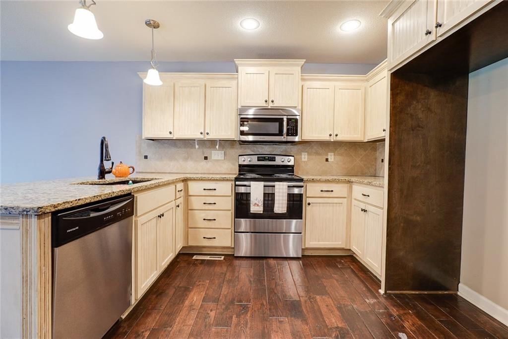 Photo 8 of 39 - 1702 Hedgewood Drive