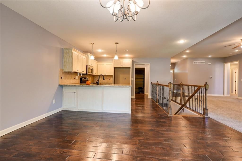 Photo 10 of 39 - 1702 Hedgewood Drive