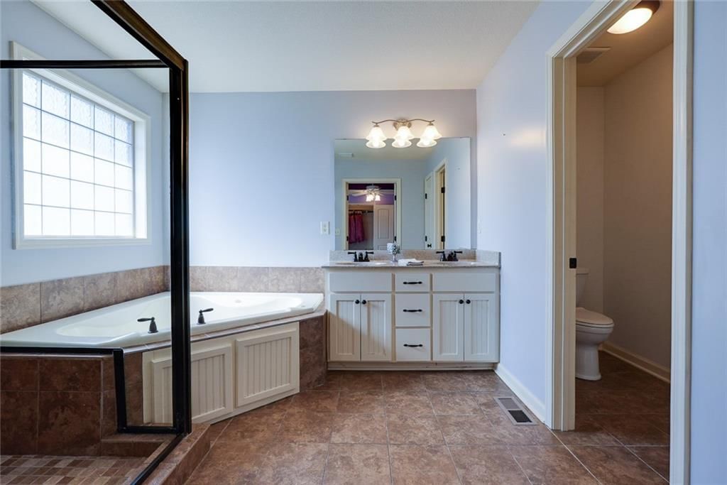 Photo 16 of 39 - 1702 Hedgewood Drive