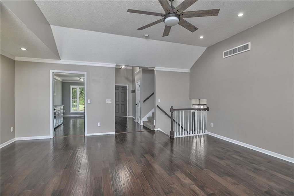 Photo 4 of 30 - 582 W Layton Street