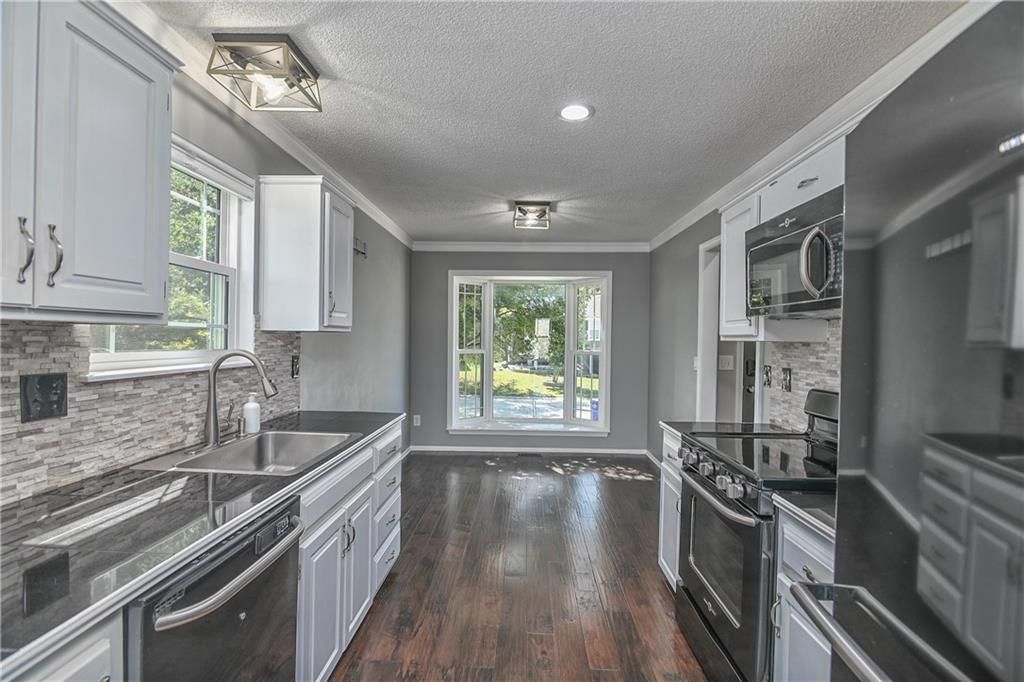 Photo 7 of 30 - 582 W Layton Street
