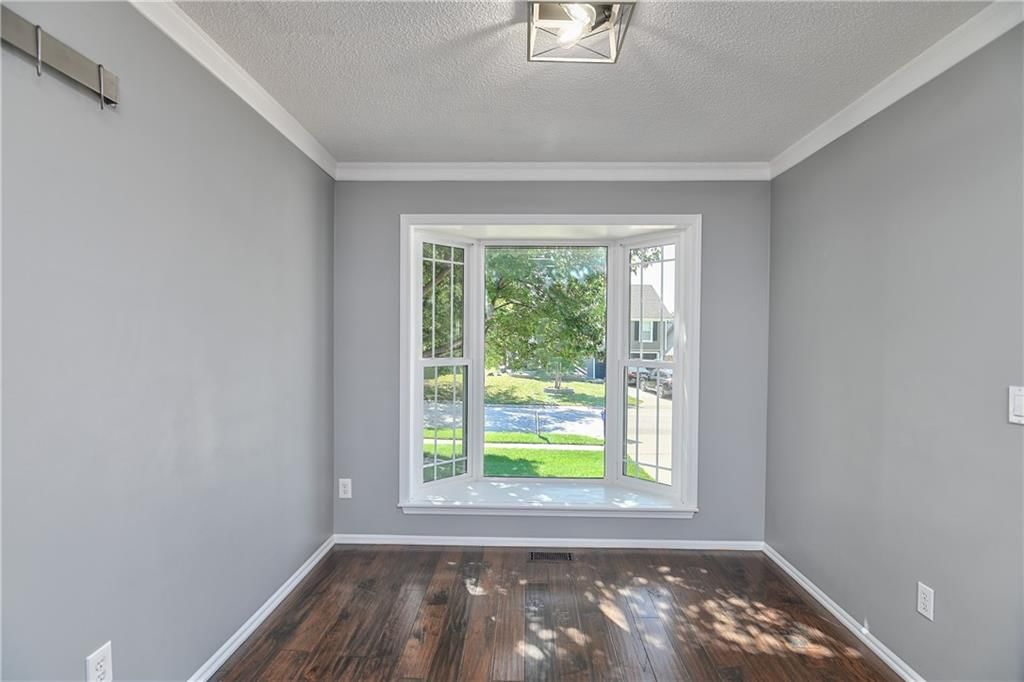 Photo 8 of 30 - 582 W Layton Street