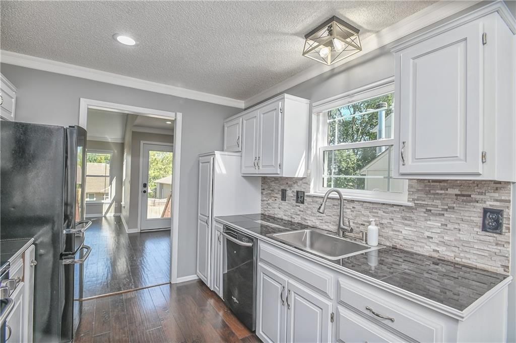 Photo 9 of 30 - 582 W Layton Street