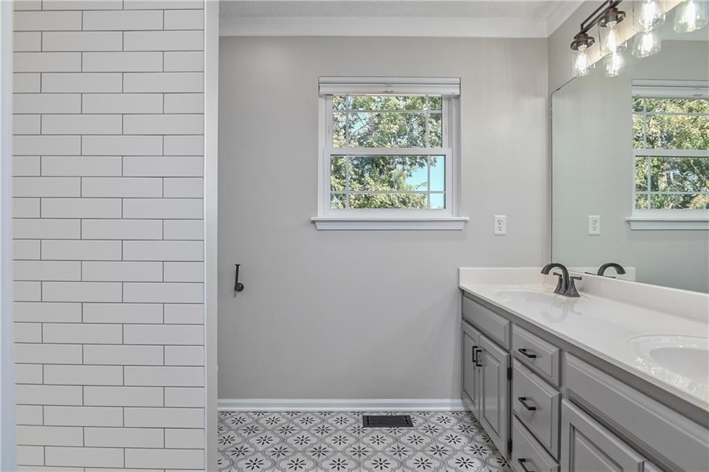 Photo 13 of 30 - 582 W Layton Street
