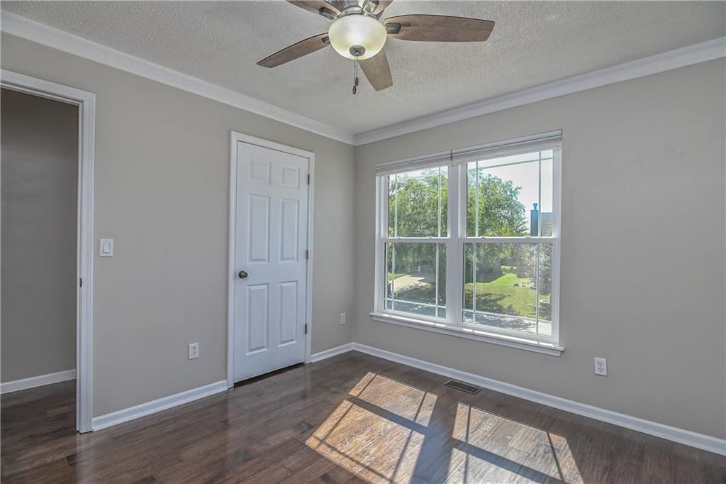 Photo 17 of 30 - 582 W Layton Street