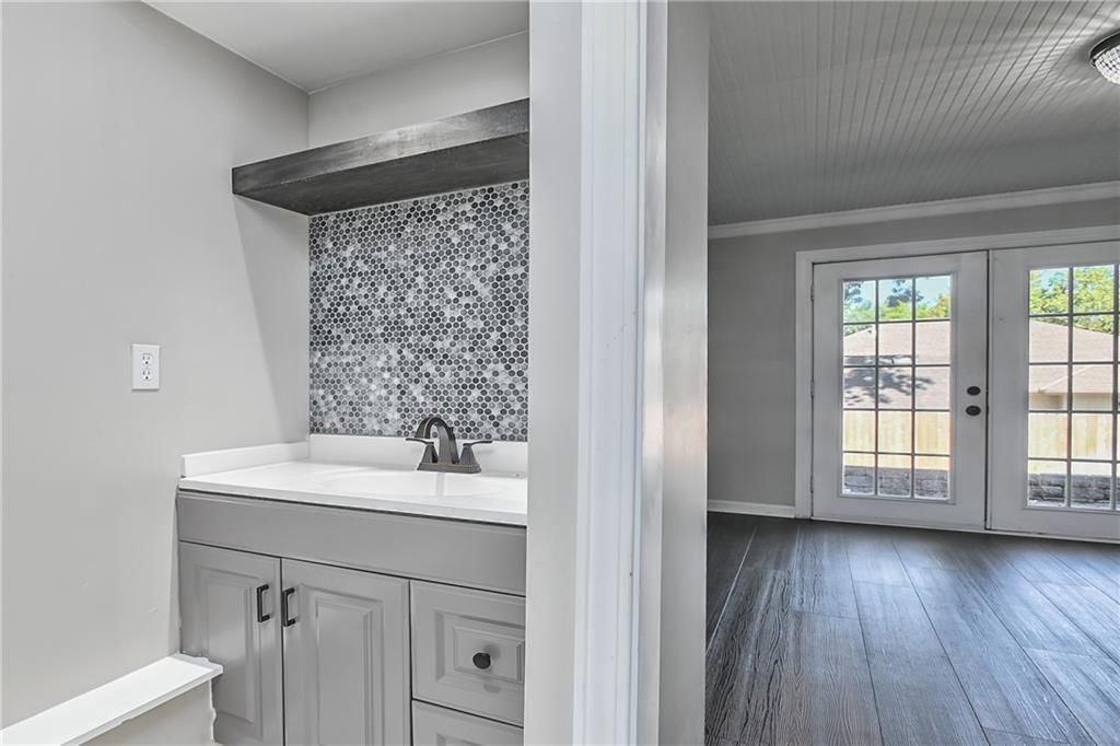 Photo 21 of 30 - 582 W Layton Street