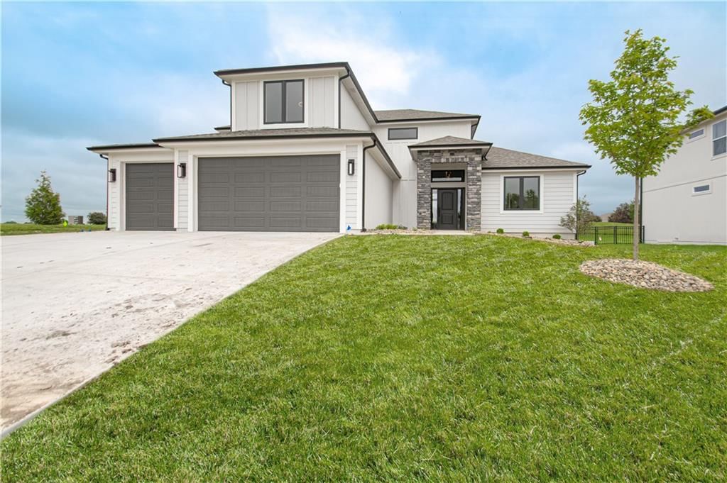 2001 Foxtail Point, Kearney, MO