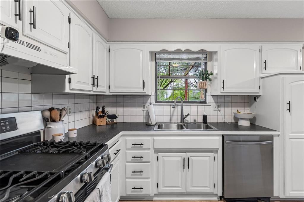 Photo 11 of 32 - 2123 SE 5th Street