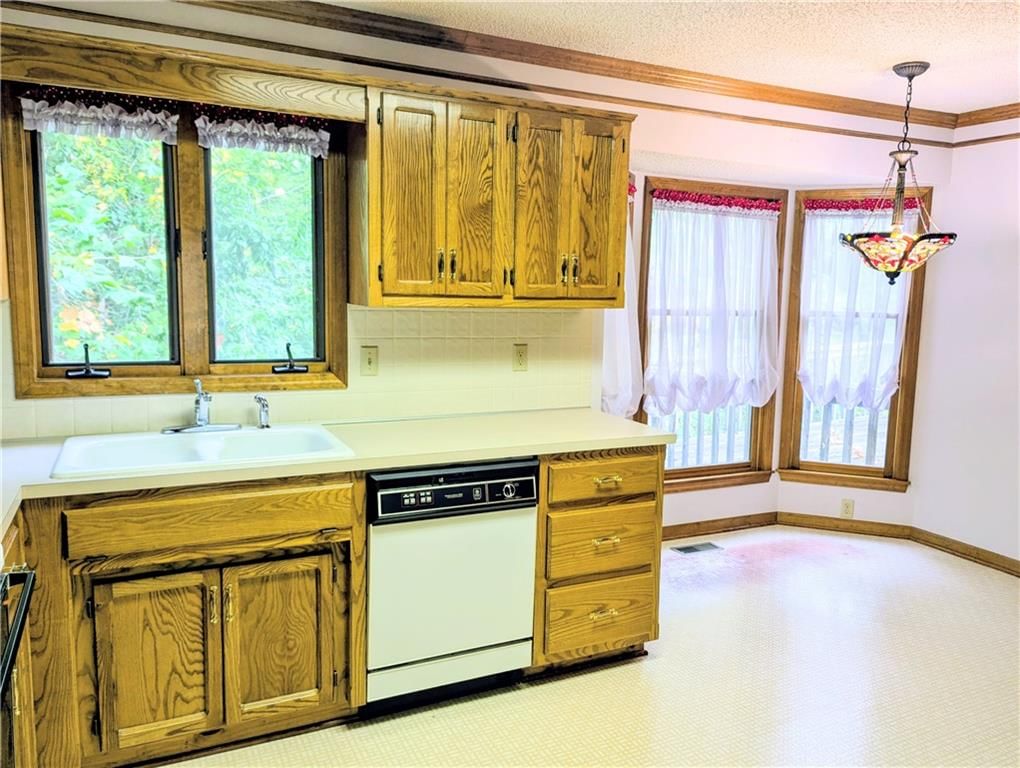 Photo 12 of 26 - 1580 Ridgeway Drive