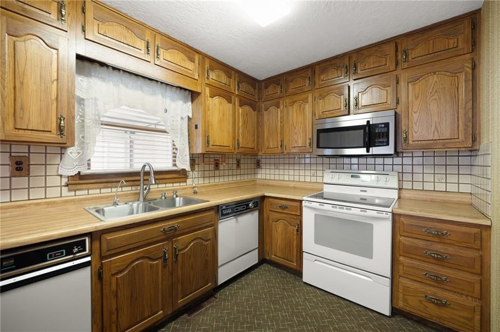 Photo 12 of 34 - 3713 NE 77th Street