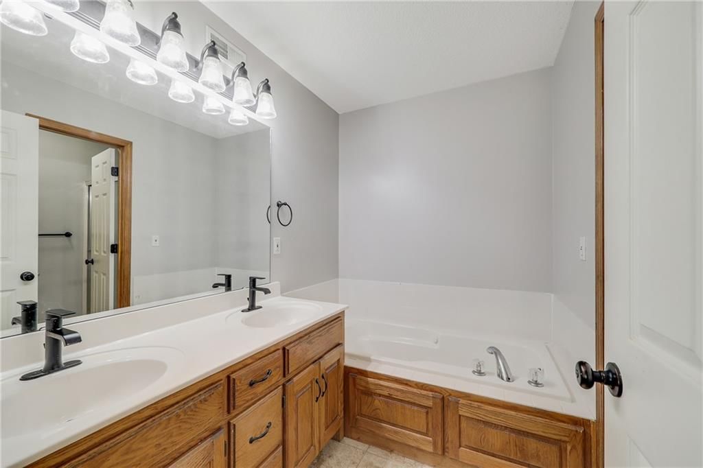 Photo 12 of 35 - 803 SW Brome Drive