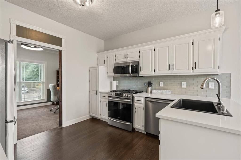 Photo 10 of 38 - 18140 W 159th Terrace