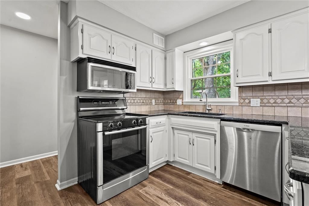 Photo 12 of 56 - 15912 W 136th Terrace