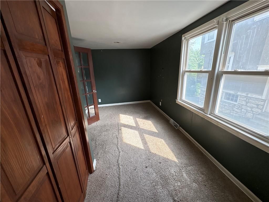 137 N Van Brunt Boulevard — photo 7