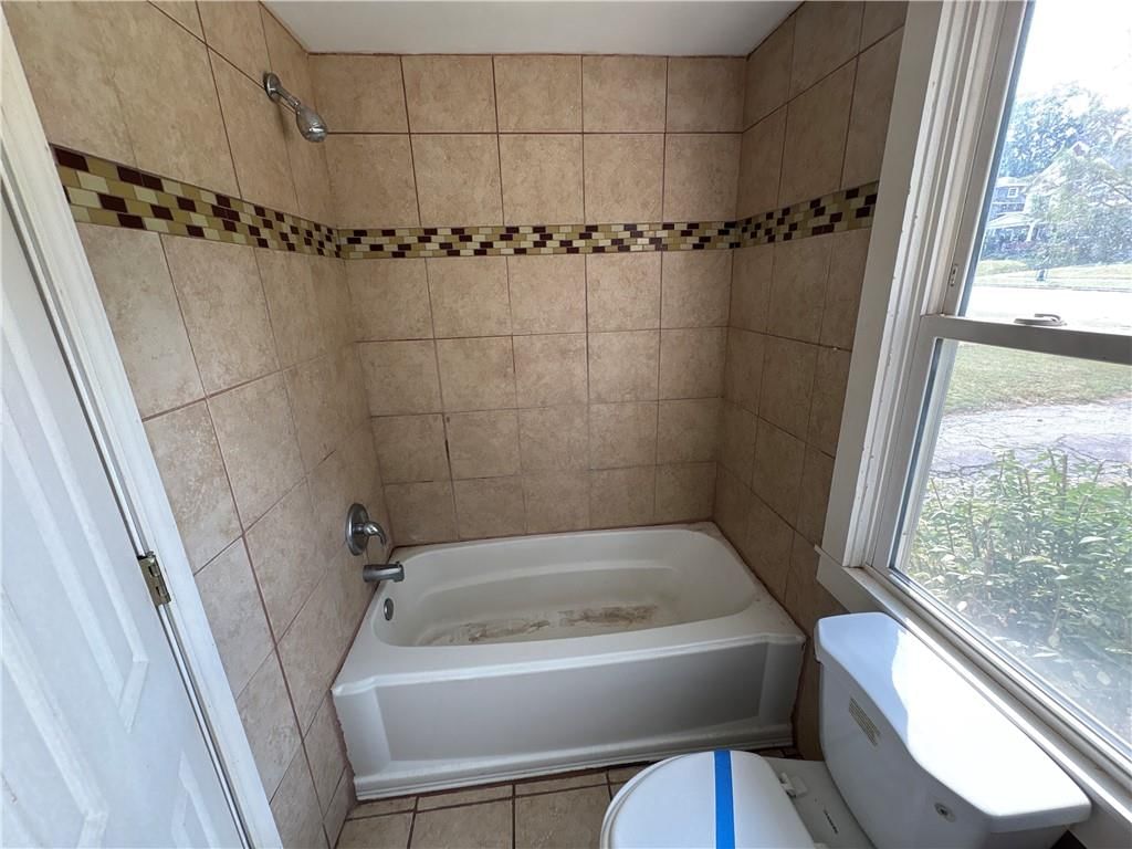 137 N Van Brunt Boulevard — photo 8