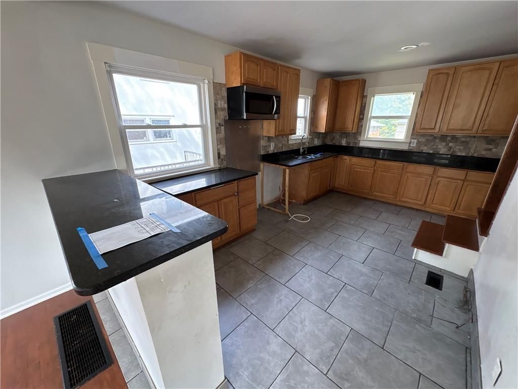 137 N Van Brunt Boulevard — photo 10